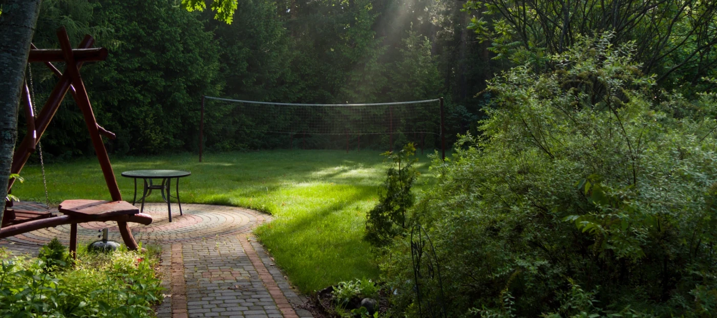 huśtawka, boisko i fragment lasu